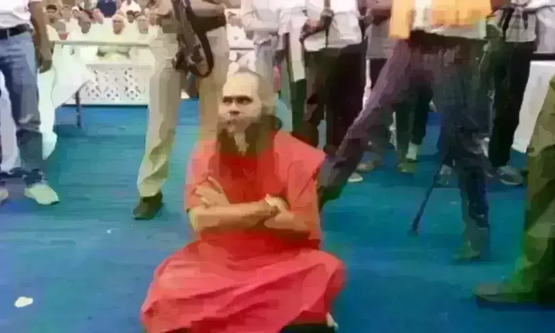 कमलनाथ की सभा में रूठे मिर्ची बाबा, मंच के सामने धरने पर बैठे