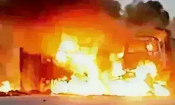 इंदौर में बड़ा हादसा, दो ट्रकों की भिड़ंत से लगी आग, दोनों के क्लीनर जिंदा जले