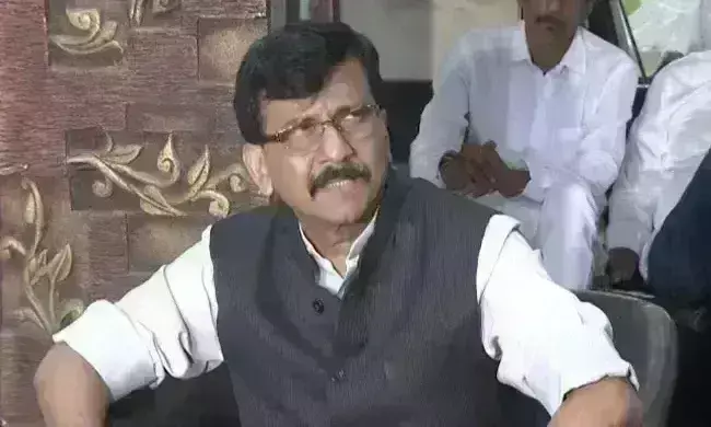 संजय राउत का खुलासा : मुझे भी गुवाहाटी से आया था फोन लेकिन मै ईडी के सामने पेश हुआ संजय राउत का खुलासा : मुझे भी गुवाहाटी से आया था फोन लेकिन मै ईडी के सामने पेश हुआ