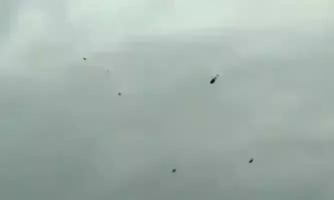 प्रधानमंत्री मोदी की सुरक्षा में बड़ी चूक, हेलीकॉप्टर उड़ते ही कांग्रेस कार्यकर्ताओं ने छोड़े गुब्बारे