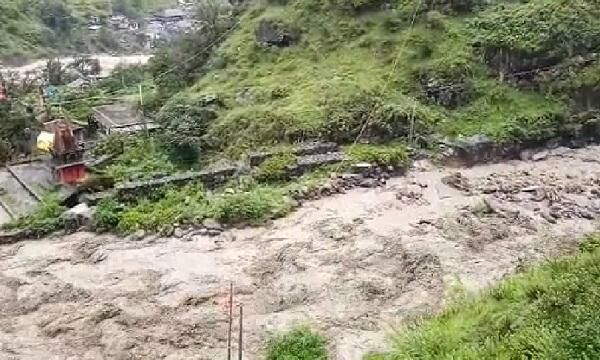 हिमाचल की मणिकर्ण घाटी में फटा बादल, 5 लोग बहे, कई मकान क्षतिग्रस्त