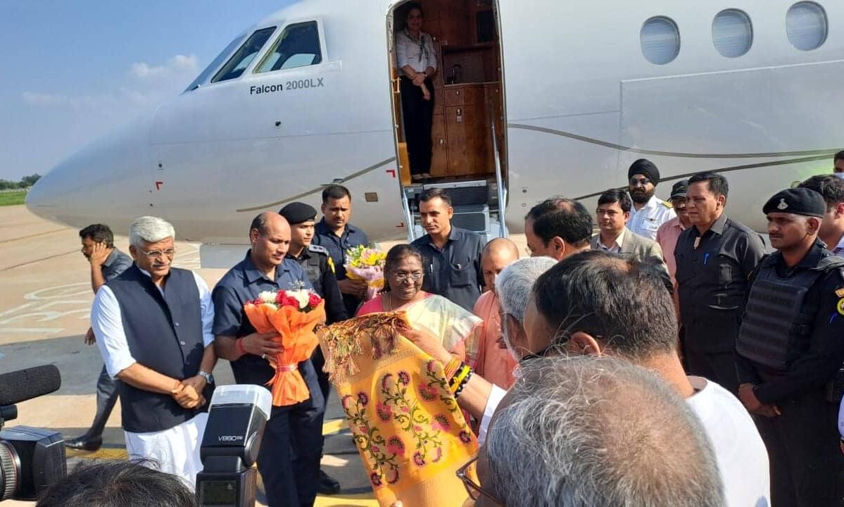 राष्ट्रपति उम्मीदवार द्रौपदी मुर्मू पहुंची लखनऊ, मुख्यमंत्री ने किया स्वागत