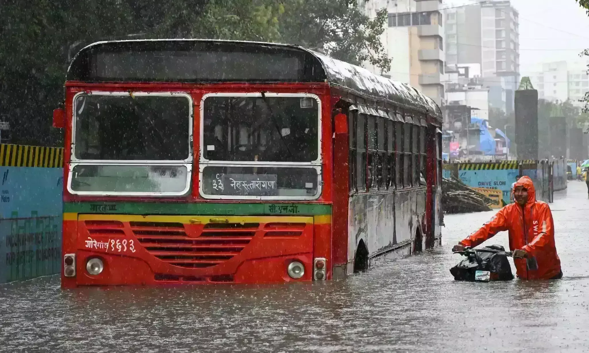 देश के कई हिस्सों में भारी बारिश, मुंबई के कई इलाकों में पानी भरा, नवसारी-सूरत हाईवे बंद देश के कई हिस्सों में भारी बारिश, मुंबई के कई इलाकों में पानी भरा, नवसारी-सूरत हाईवे बंद