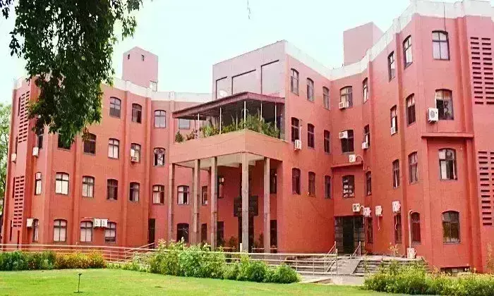 निजी जमीन पर प्रधानमंत्री योजना के आवास मामले में जिला प्रशासन और नगर निगम आमने-सामने