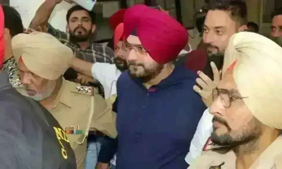 नवजोत सिद्धू पर जेल में लगा दुर्व्यवहार का आरोप, साथी कैदियों ने कहा- अभद्र भाषा में करते बात
