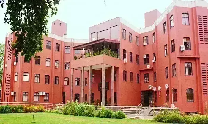 निजी जमीन पर प्रधानमंत्री योजना के आवास मामले में जिला प्रशासन और नगर निगम आमने-सामने