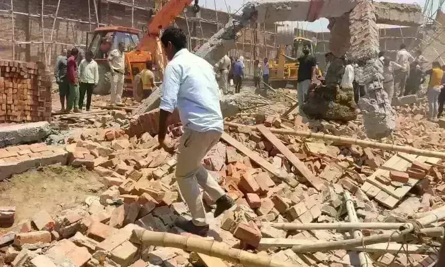 दिल्ली के अलीपुर में गिरी गोदाम की दीवार, कई मजदूर फंसे, पांच की मौत