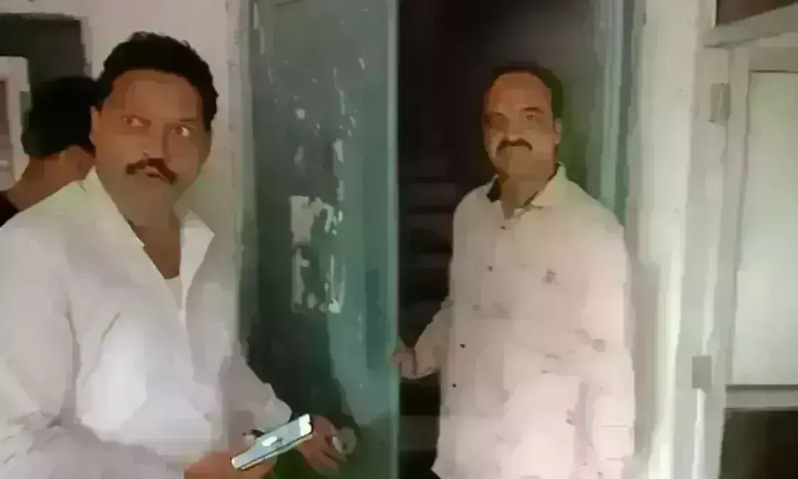 मतगणना से एक दिन पहले टूटी स्ट्रॉन्ग रूम के दरवाजे की सील, कलेक्टर- प्रत्याशी पहुंचे