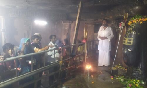 एतिहासिक बामदेव मंदिर और दुर्ग कालिंजर मेंं विराजमान नीलकंठ भगवान की विधिवत की पूजा