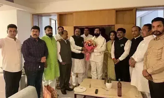 उद्धव ठाकरे को लगा झटका, विधायकों के बाद सांसदों ने छोड़ा साथ, स्पीकर ने शिंदे गुट को दी मान्यता उद्धव ठाकरे को लगा झटका, विधायकों के बाद सांसदों ने छोड़ा साथ, स्पीकर ने शिंदे गुट को दी मान्यता