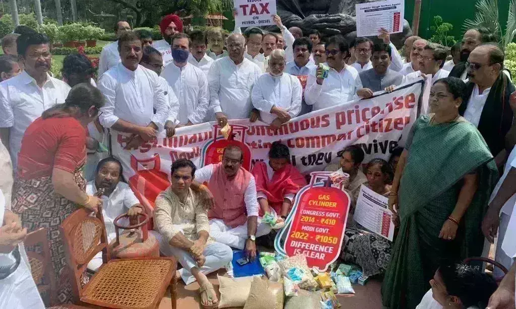 संसद में तीसरे दिन भी कांग्रेस के हंगामे से कामकाज ठप, लोकसभा चार बजे तक के लिए स्थगित