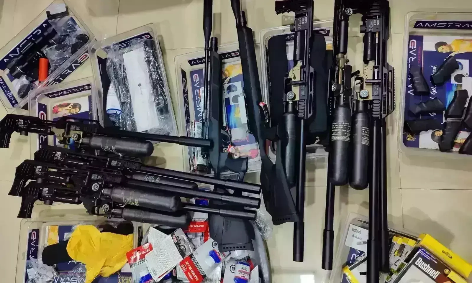 लखनऊ एयरपोर्ट पर पकड़ा गया हथियारों का बड़ा जखीरा, यात्री दुबई से स्मगल कर भारत लाया