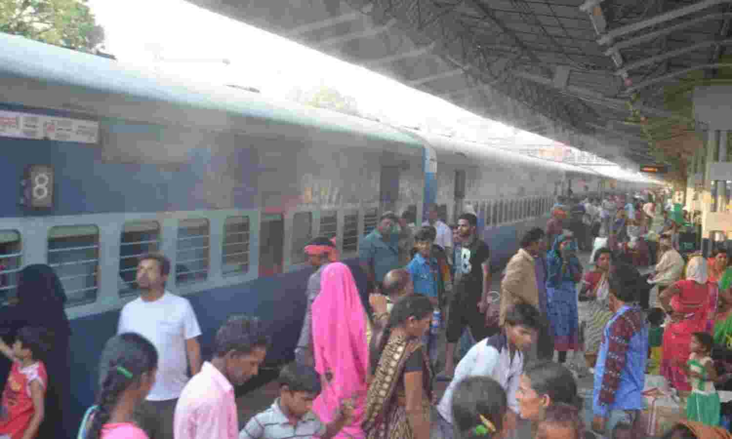 सावन में हरिद्वार की ट्रेनों में बढ़ी भीड़, आरक्षित कोचों का सामान्य जैसा हाल