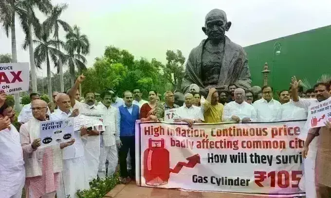 संसद में लगातार पांचवें दिन विपक्ष का हंगामा, लोकसभा सोमवार तक स्थगित