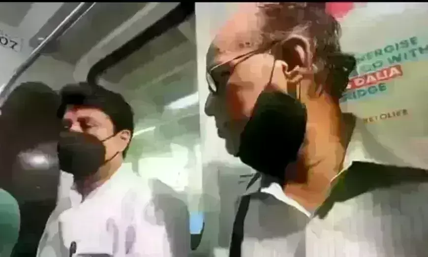 सिंधिया ने मेट्रो में की सवारी, अपने बीच केंद्रीय मंत्री को देख लोगों ने ली सेल्फी