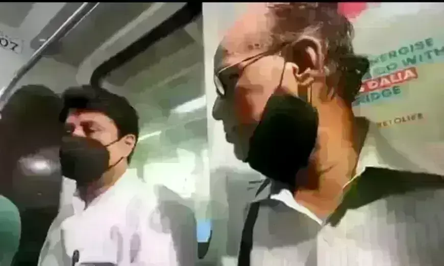 सिंधिया ने मेट्रो में की सवारी, अपने बीच केंद्रीय मंत्री को देख लोगों ने ली सेल्फी