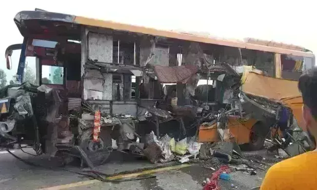 पूर्वांचल एक्सप्रेस वे पर बड़ा हादसा, दो डबल डेकर बसों में टक्कर, 8 की मौत, 35 घायल