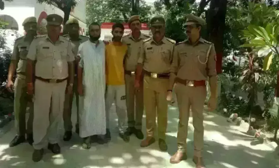 भगवा पगड़ी पहन मुस्लिम भाइयों ने तोड़ी मजार, कहा - सामाजिक सौहाद्र बिगाड़ना था मकसद