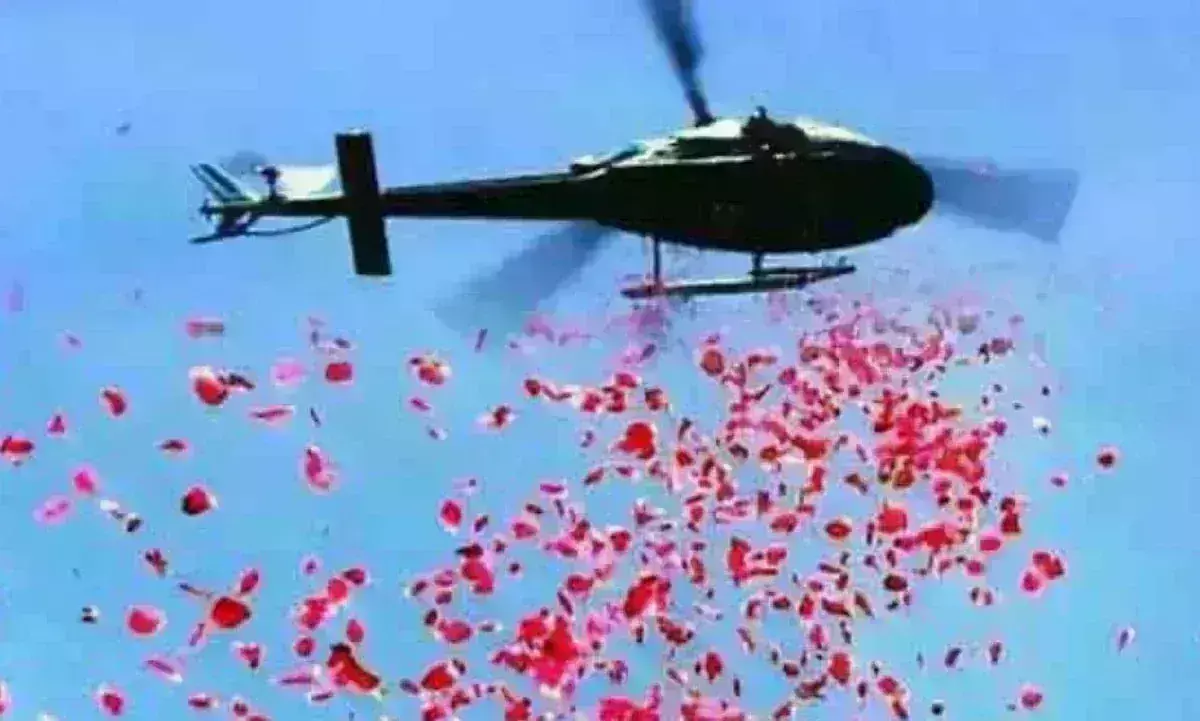 मुख्यमंत्री योगी ने कांवड़ियों पर हेलीकॉप्टर से बरसाए फूल, हर-हर महादेव के उद्घोष से गूंज गया आकाश