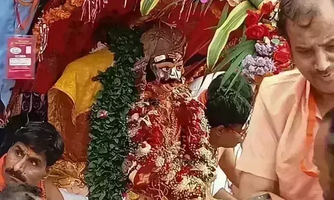 चंद्रमौलेश्वर रूप में दर्शन देने सड़कों पर निकले महाकाल, श्रद्धालुओं ने की पुष्पवर्षा