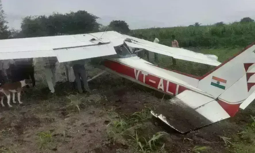 पुणे में ट्रेनी विमान क्रैश, पायलट बुरी तरह जख्मी