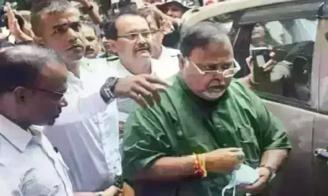 पार्थ को लेकर कोलकाता पहुंचे ईडी अधिकारी, अर्पिता को सामने बैठकर होगी पूछताछ पार्थ को लेकर कोलकाता पहुंचे ईडी अधिकारी, अर्पिता को सामने बैठकर होगी पूछताछ