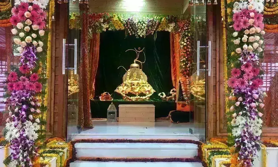 राम मंदिर निर्माण के लिए भक्तों ने खुलकर किया दान, मिले 5000 करोड़ नकद और 4 क्विंटल चांदी राम मंदिर निर्माण के लिए भक्तों ने खुलकर किया दान, मिले 5000 करोड़ नकद और 4 क्विंटल चांदी