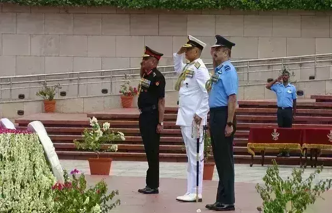 नेशनल वॉर मेमोरियल पहुंचे तीनों सेना प्रमुख, विजय दिवस पर कारगिल शहीदों को दी श्रद्धांजलि