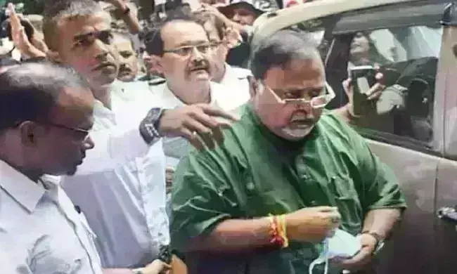 पार्थ को लेकर कोलकाता पहुंचे ईडी अधिकारी, अर्पिता को सामने बैठकर होगी पूछताछ