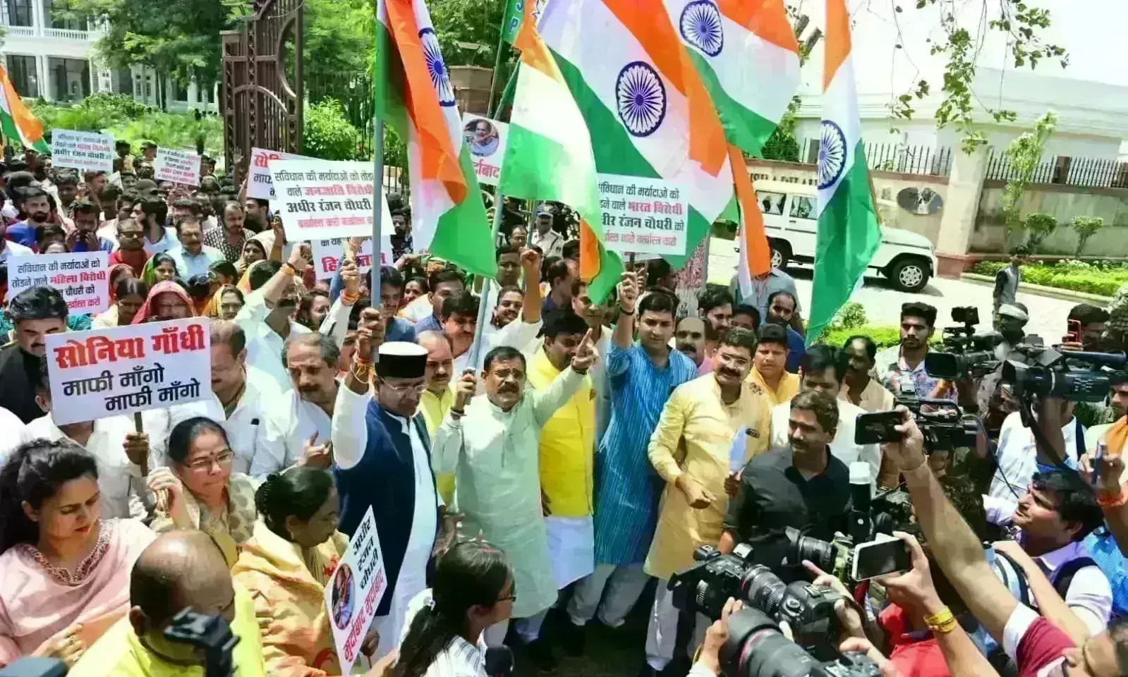 अधीर रंजन के खिलाफ भाजपा ने निकाला पैदल मार्च, लोकसभा से बर्खास्त करने की उठाई मांग