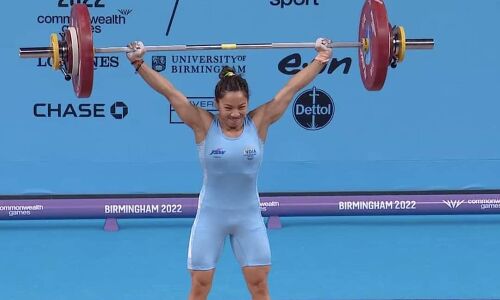 कॉमवेल्थ गेम्स : वेटलिफ्टर मीराबाई चानू ने भारत को दिलाया पहला गोल्ड, 49 किग्रा भार में जीता पदक