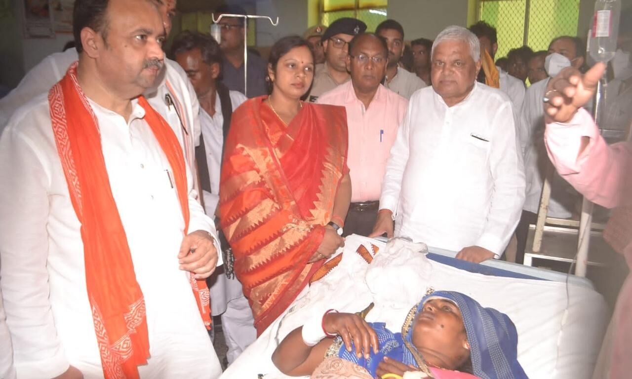 राज्यमंत्री ने मेडिकल कालेज पहुंचकर कार-टेंपो भिड़ंत में घायलों का लिया हालचाल
