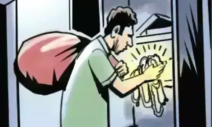 परिवार सोता रहा और चोर नगदी, गहने ले उड़े