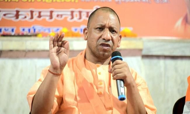 मुख्यमंत्री ने यूनिफॉर्म के लिए बच्चों को दी राशि, कहा- अब शिक्षक और छात्र दोनों आते है स्कूल मुख्यमंत्री ने यूनिफॉर्म के लिए बच्चों को दी राशि, कहा- अब शिक्षक और छात्र दोनों आते है स्कूल