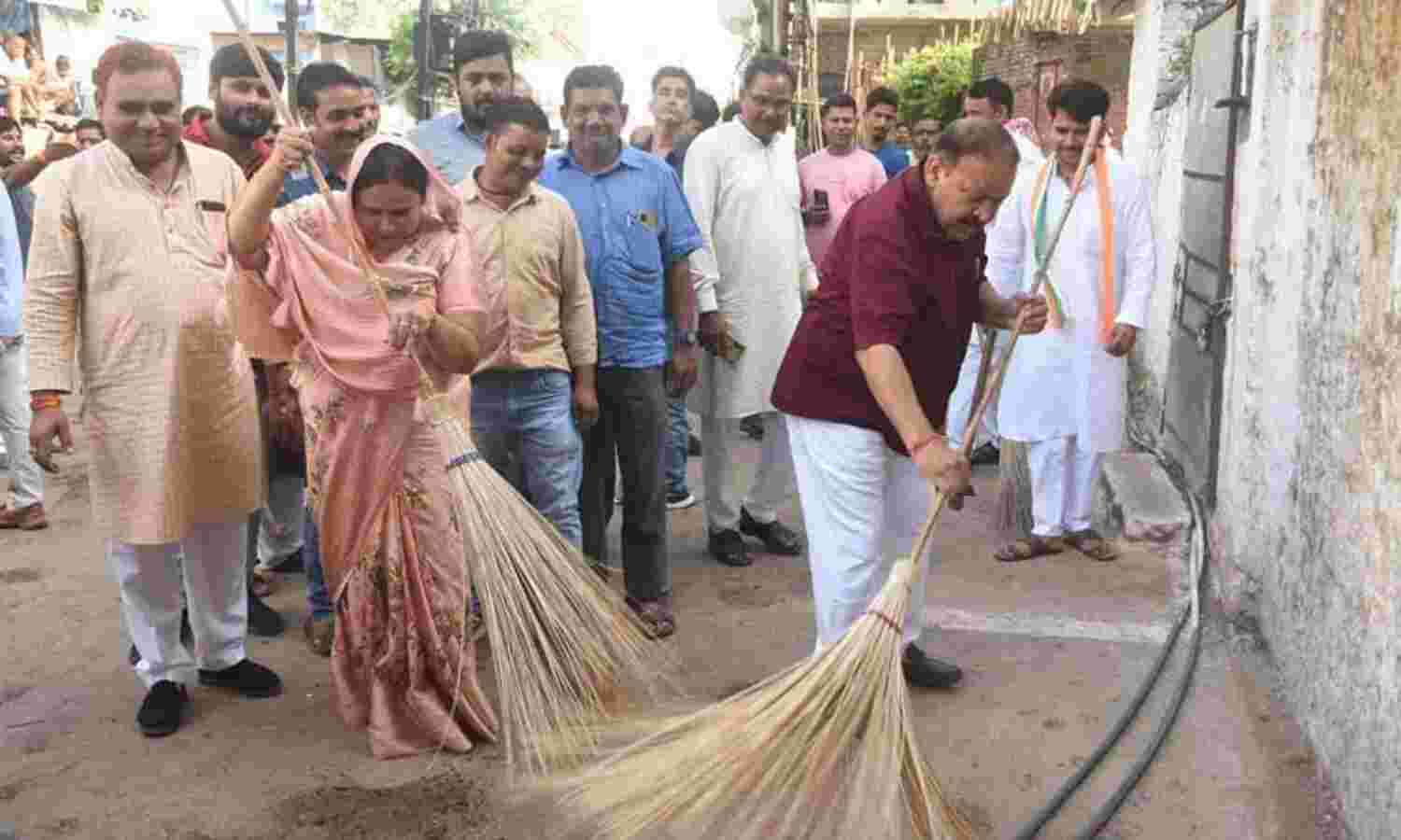 महापौर ने बाल्मीकि बस्ती में श्रमदान कर महिलाओं को किया सम्मानित