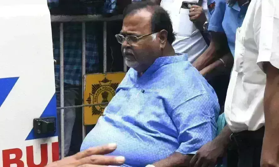 पार्थ चटर्जी पर महिला ने फेंका जूता, कहा - यह हमारे गुस्से की अभिव्यक्ति पार्थ चटर्जी पर महिला ने फेंका जूता, कहा - यह हमारे गुस्से की अभिव्यक्ति