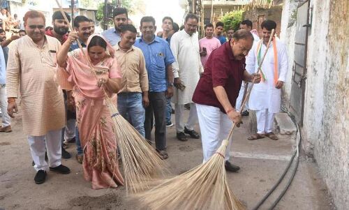 महापौर ने बाल्मीकि बस्ती में श्रमदान कर महिलाओं को किया सम्मानित महापौर ने बाल्मीकि बस्ती में श्रमदान कर महिलाओं को किया सम्मानित