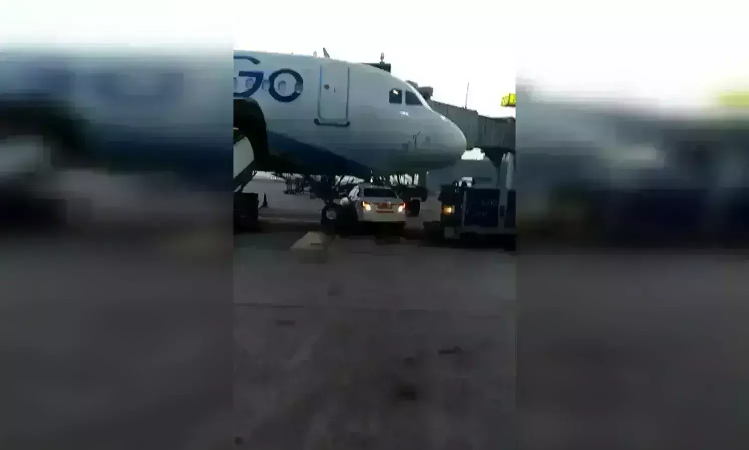 बड़ी लापरवाही : दिल्ली एयरपोर्ट पर फ्लाइट के नीचे खड़ी की कार, टला बड़ा हादसा