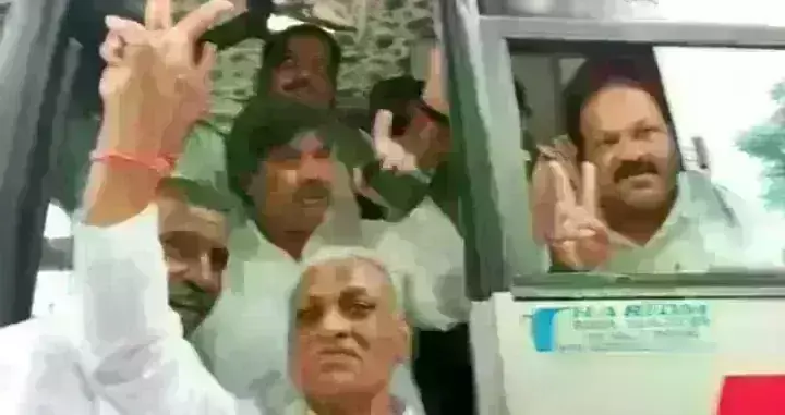 ग्वालियर : सभापति के लिए घमासान, कांग्रेस नेता सभी पार्षदों के साथ दतिया रवाना, नंबर गेम में भाजपा आगे ग्वालियर : सभापति के लिए घमासान, कांग्रेस नेता सभी पार्षदों के साथ दतिया रवाना, नंबर गेम में भाजपा आगे