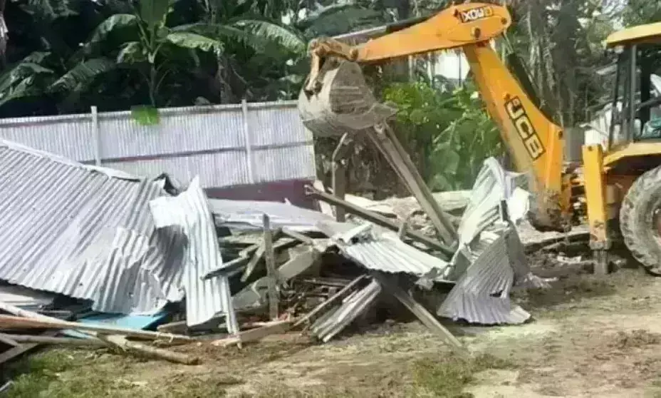 मुस्तफा के मदरसे पर चला बुलडोजर, जिहादी चला रहे थे आतंकी गतिविधियां