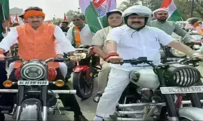 बिना हेलमेट बाइक चलाना मनोज तिवारी को पड़ा भारी, ट्रैफिक पुलिस ने भेजा 41 हजार का चालान