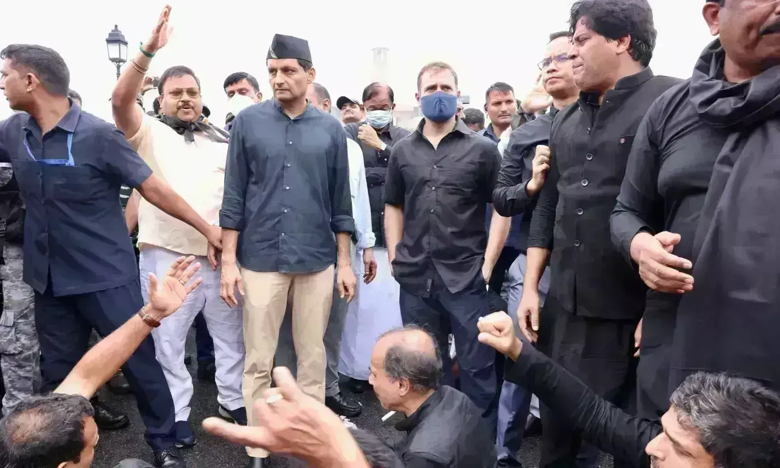 काले लिबास में सड़क पर उतरी कांग्रेस, राहुल-प्रियंका समेत कई नेता पुलिस हिरासत में