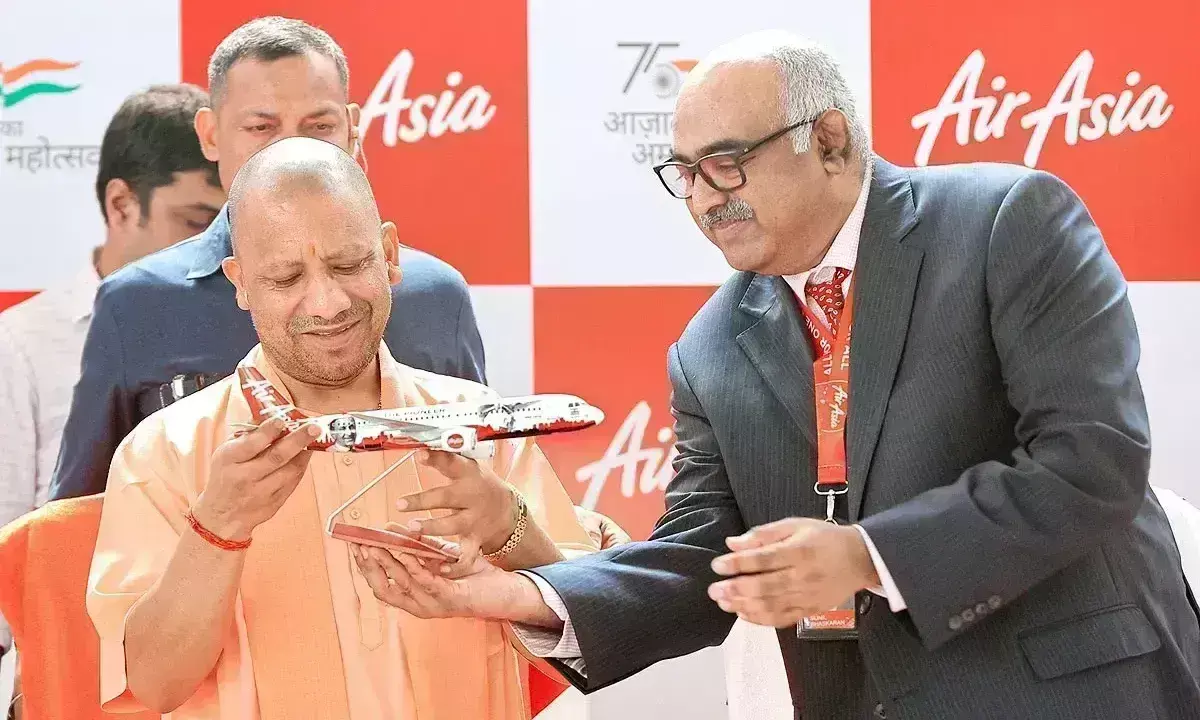लखनऊ से तीन शहरों के लिए एयर एशिया की उड़ान शुरू, मुख्यमंत्री ने किया शुभारंभ