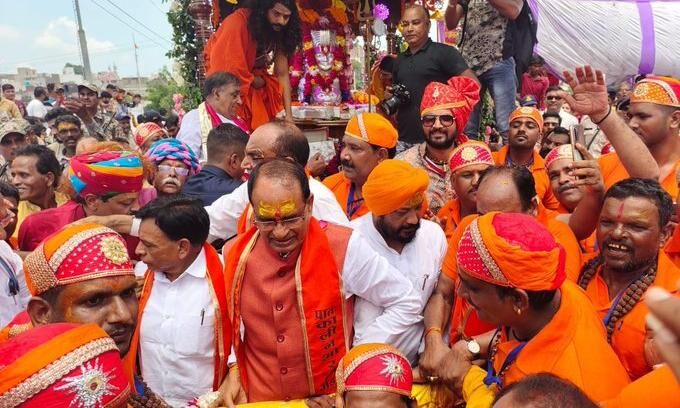 शाही सवारी में बैठकर नगर का हाल जानने निकले पशुपतिनाथ, मुख्यमंत्री ने खींचा रथ शाही सवारी में बैठकर नगर का हाल जानने निकले पशुपतिनाथ, मुख्यमंत्री ने खींचा रथ