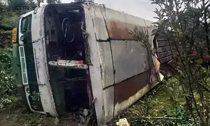 ग्वालियर से गुजरात जा रही बस डूंगरपुर में पलटी, 3 की मौत, 10 घायल