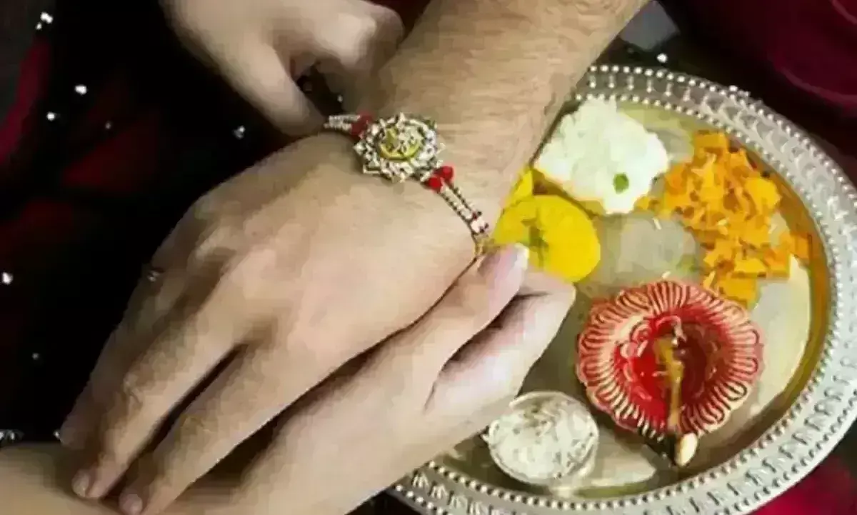 बहनों ने भाई की कलाई पर अपना प्यार बांधा, भद्रा समाप्ति के बाद मनाया रक्षाबंधन