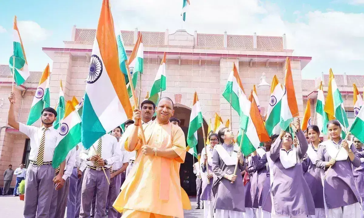 बच्चों को राष्ट्रध्वज सौंप, मुख्यमंत्री योगी ने शुरू किया हर घर तिरंगा अभियान