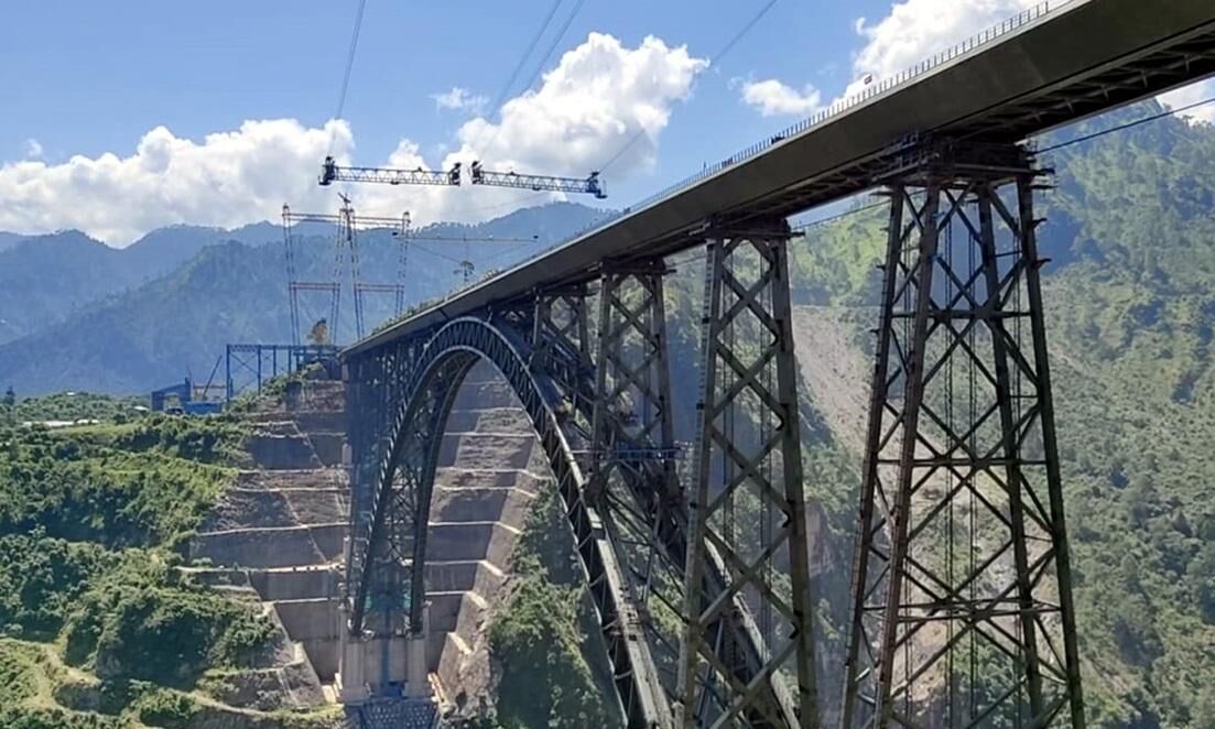 दुनिया के सबसे ऊंचे चिनाब रेलवे पुल पर फहराया तिरंगा, जानिए खासियत
