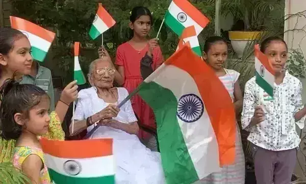 हर घर तिरंगा अभियान : प्रधानमंत्री की मां हीराबेन ने बच्चों के साथ फहराया ध्वज