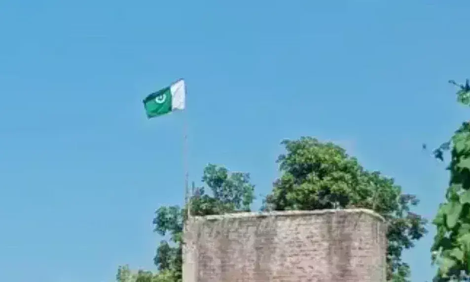 युवक ने घर पर फहराया पाकिस्तानी झंडा, पुलिस ने किया गिरफ्तार